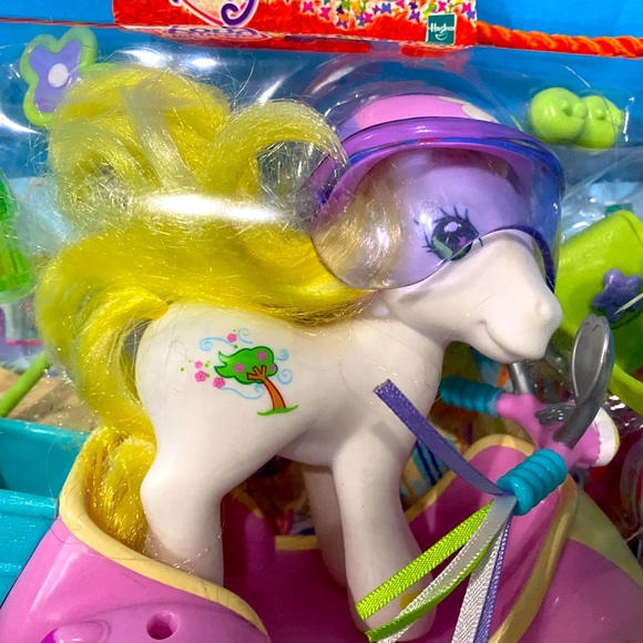 MY LITTLE PONY G3 NWT VTG 2004 BUTTERFLY ISLAND SCOOTIN ALONG WITH BREEZIE NEW - Picture 4 of 16